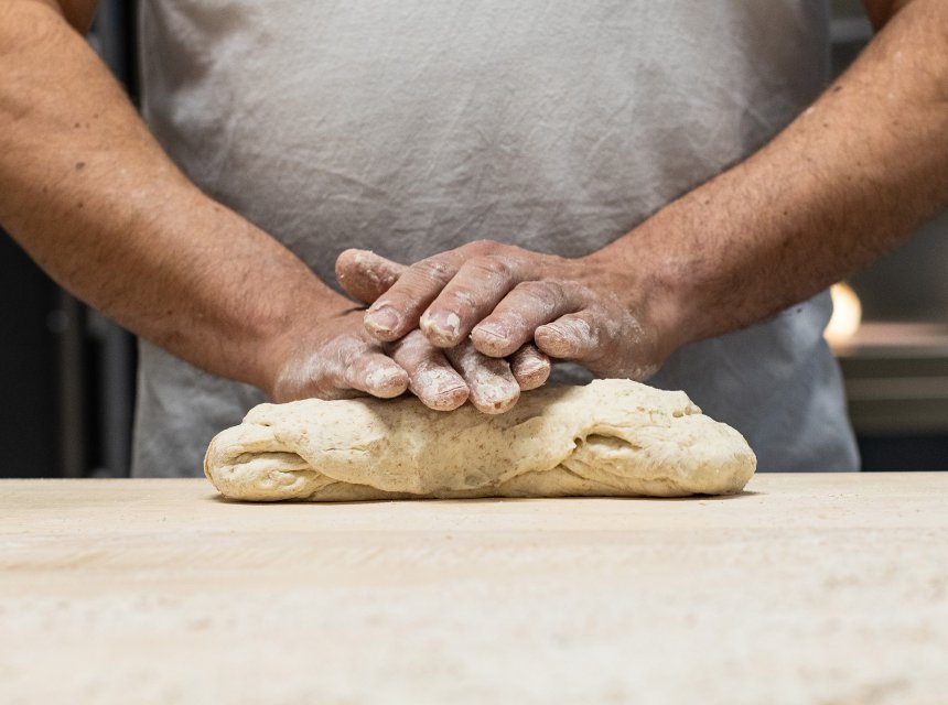 Bäcker Moritz knetet einen Brotteig