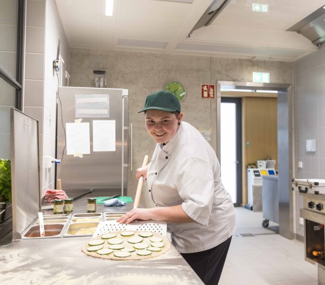 Köchin beim Kochen