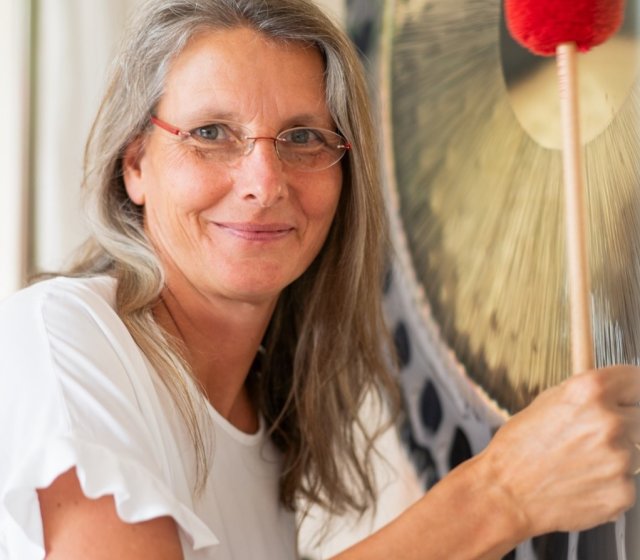 Klang-Zauber mit Gongs, Kristall-Instrumenten und weiteren instrumentalen Schätzen 